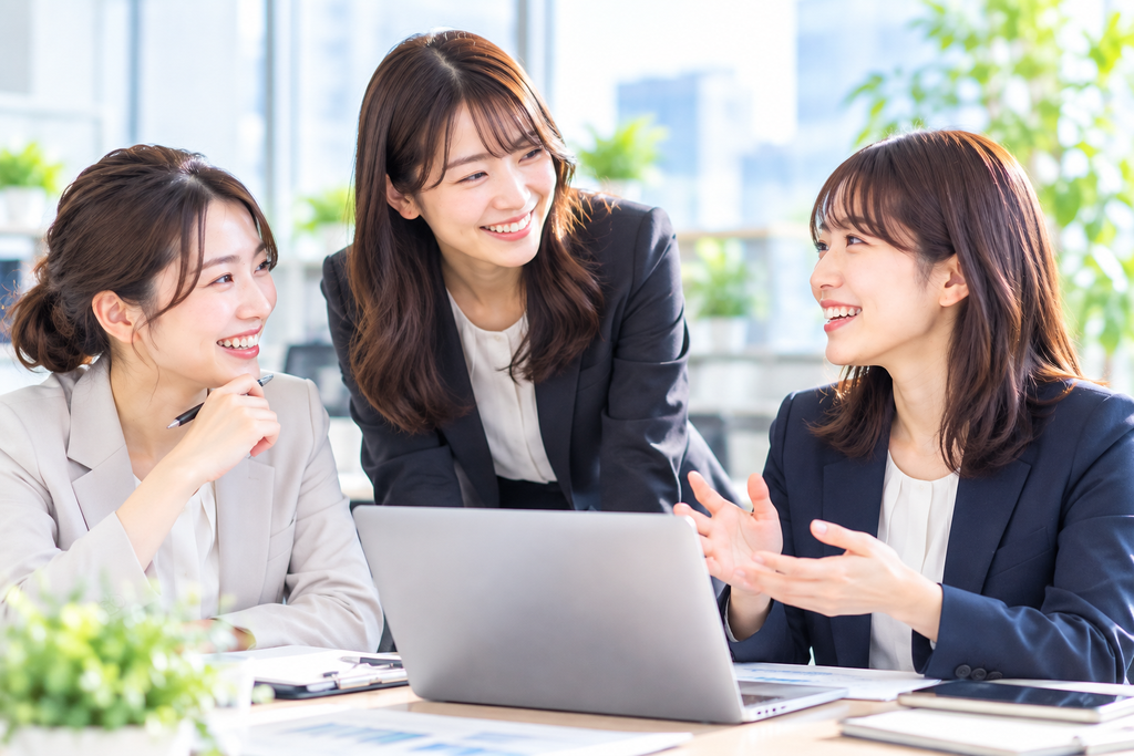 明るいオフィスで意見交換をする若手女性社員と法務部員